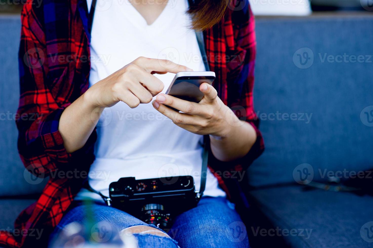 hand en telefoon van het meisje dat online zaken doet en zakelijk communicatieconcept met kopieerruimte. foto