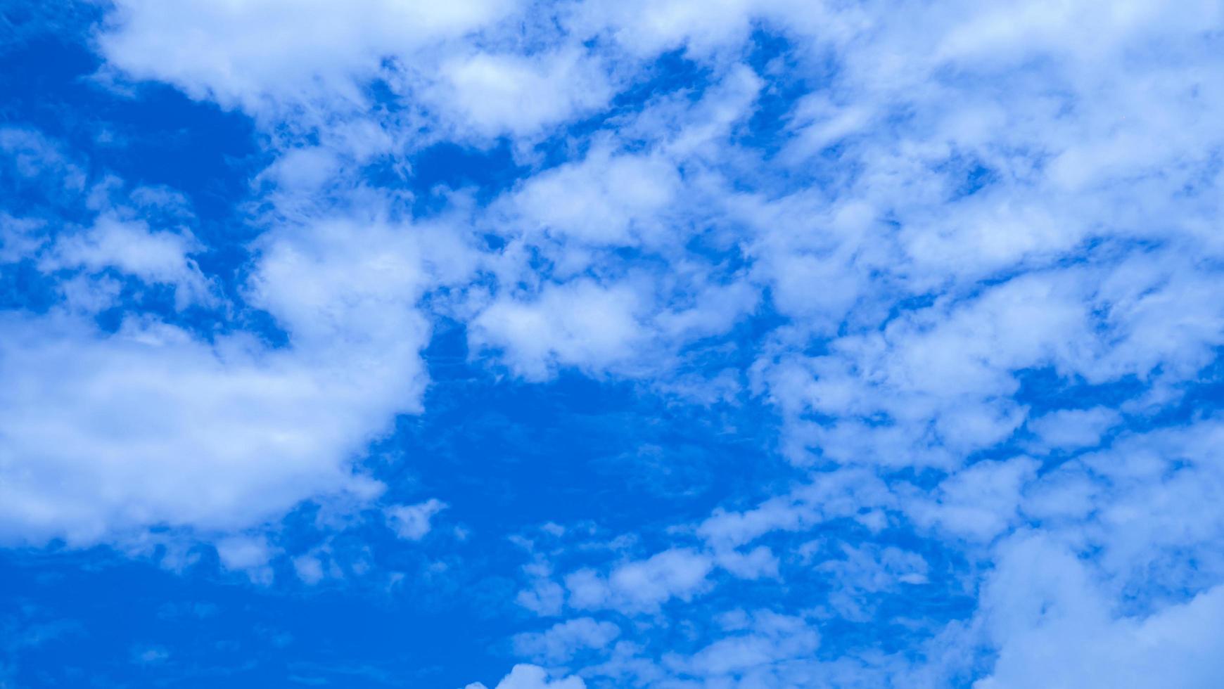 blauwe lucht en witte wolk gebruiken voor achtergrond. de lucht is helderblauw met verspreide witte wolken. natuurafbeeldingen met lucht en wolken, perfect voor gebruik als behang, banner of achtergrond. foto