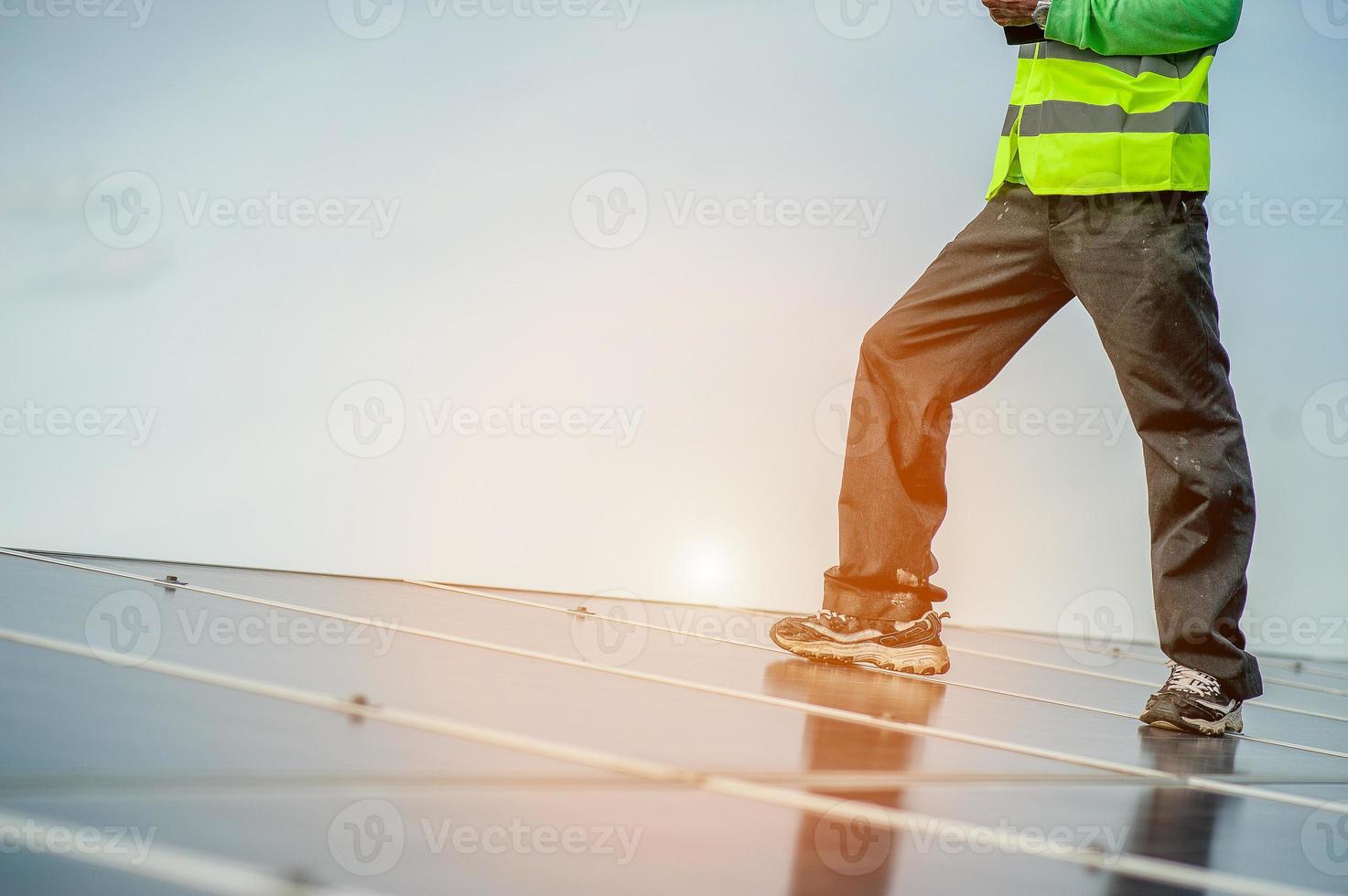 ambtenaren werken aan zonnepanelen, alternatieve stroomvoorziening en vloeroppervlak. natuurlijke energie foto