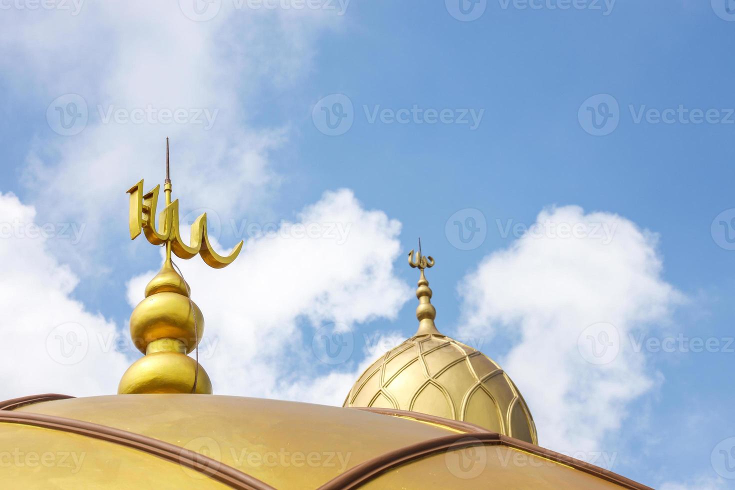 gouden moskee koepel met de inscriptie allah op de top voor moslim concept achtergrond foto