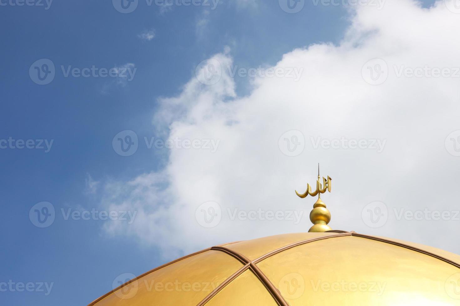 de inscriptie allah op gouden koepel op blauwe hemel voor moslim concept achtergrond foto