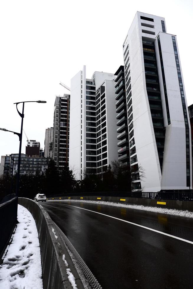 Georgië, Tbilisi. 21 maart 2022. moderne luxe woongebouwen in het saburtalo-district, tbilisi. foto