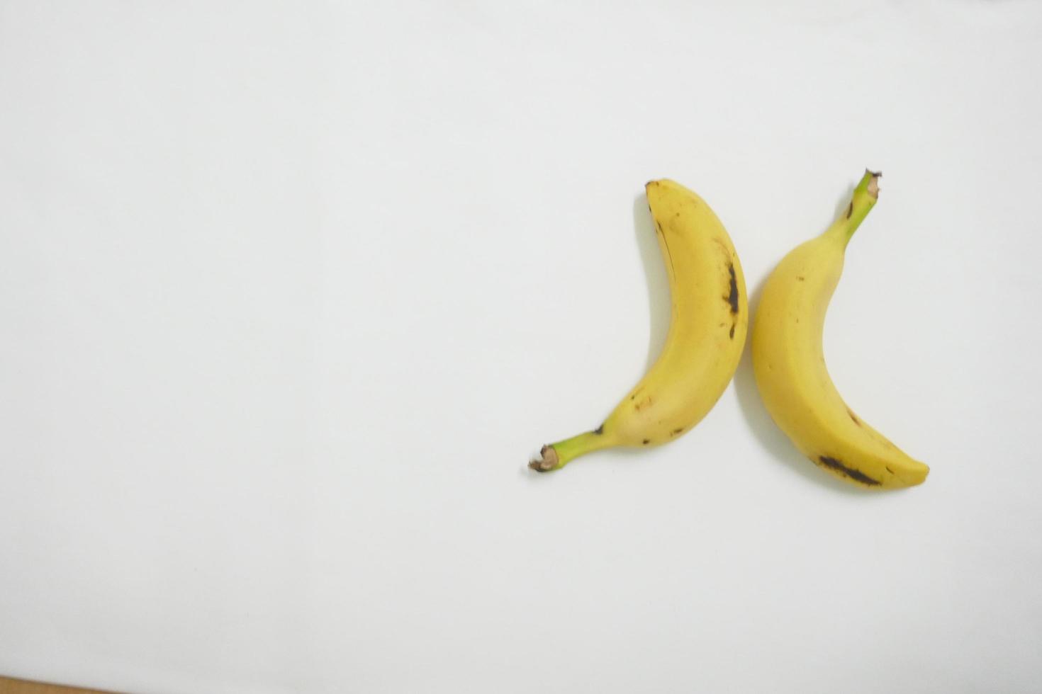 twee bananen van het canarische eiland tegen een witte achtergrond foto