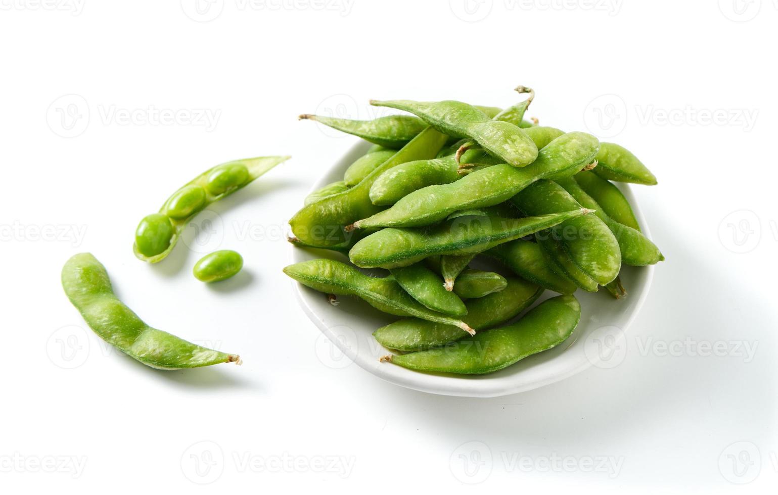 groene sojabonen op witte achtergrond foto
