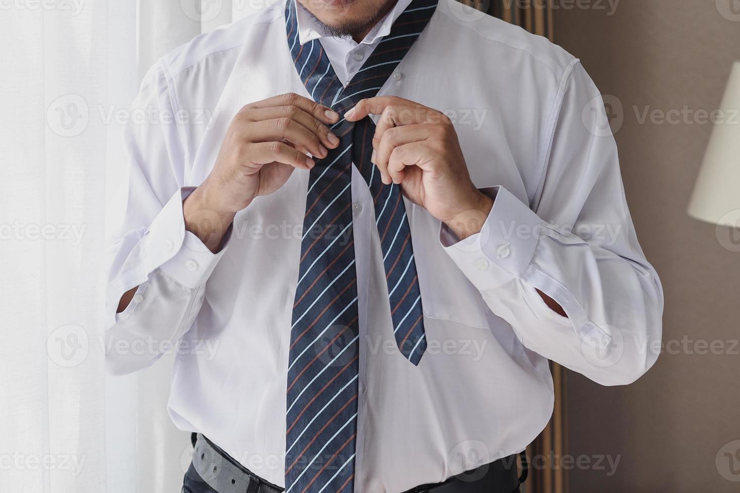bruidegom of zakenman die een stropdas draagt foto