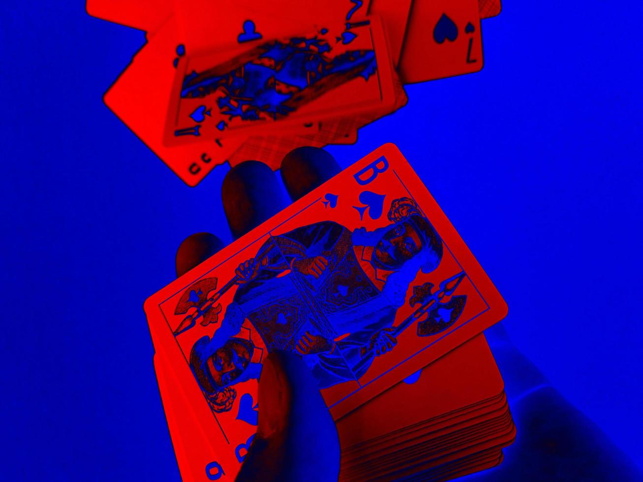 schoppenboer in de hand van een man. gestileerde foto van spelkaarten.