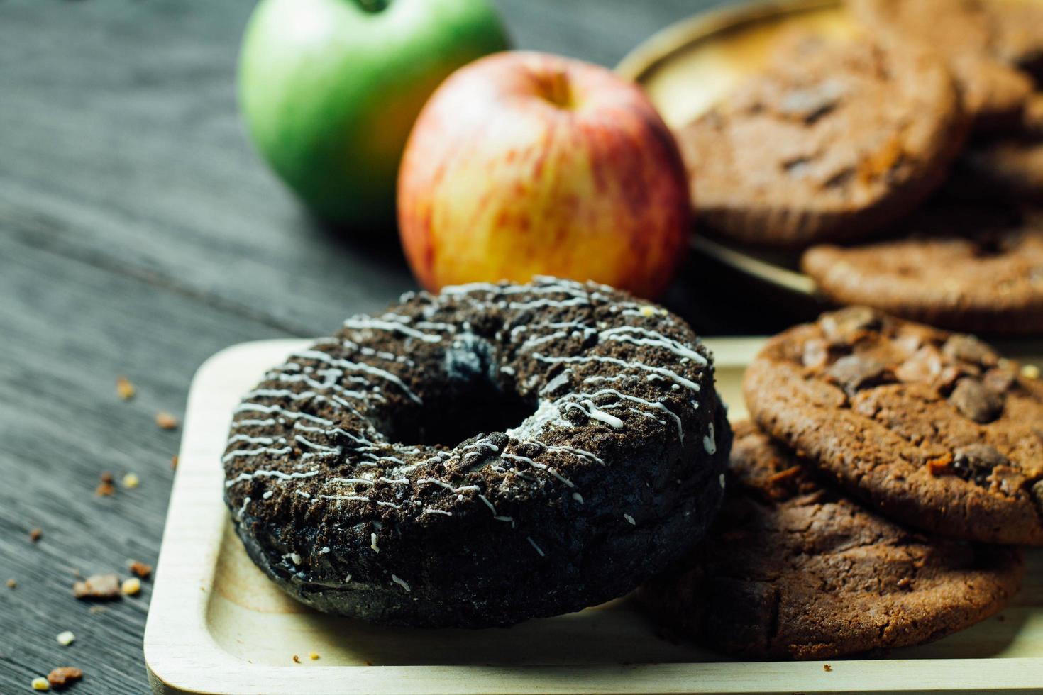 donuts met koekjes en appel foto