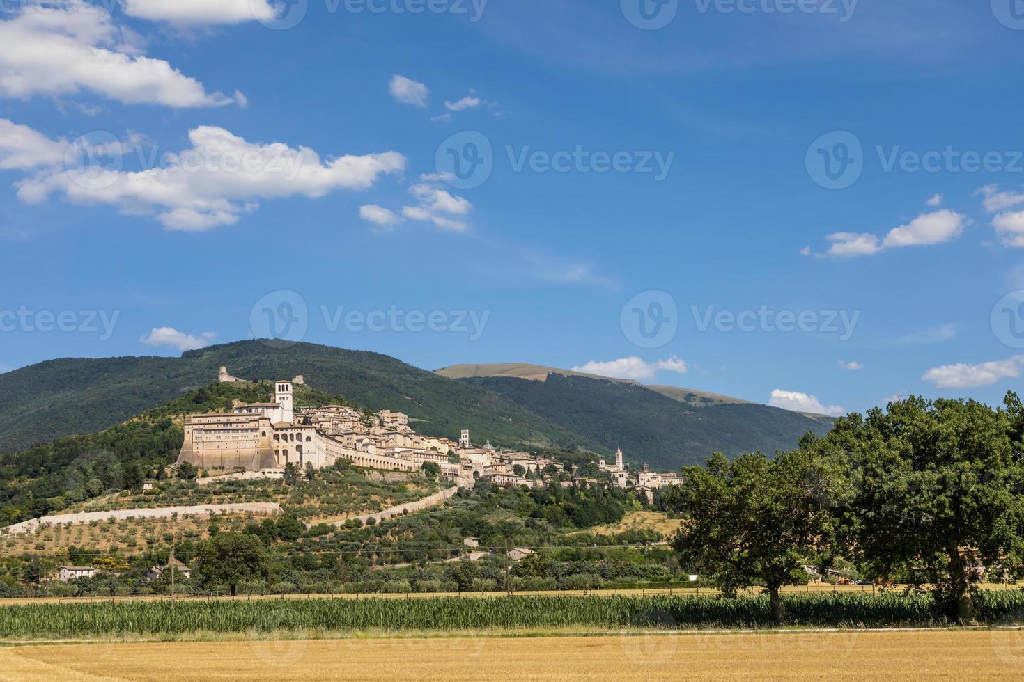 Assisi dorp in de regio Umbrië, Italië. de stad staat bekend om de belangrijkste Italiaanse basiliek gewijd aan st. francis-san francesco. foto