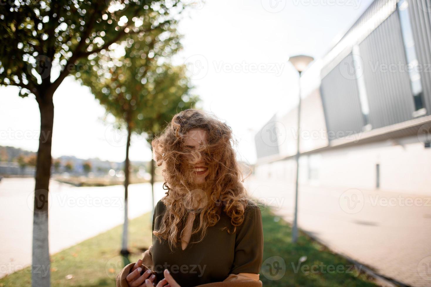 herfstportret van een roodharig meisje op straat foto