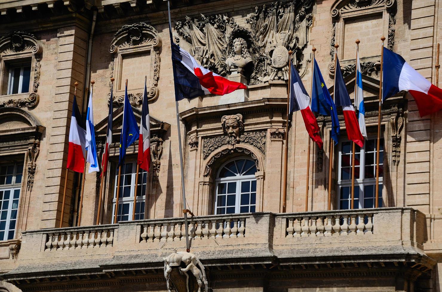 kleurrijke vlaggen op huis in marseille foto