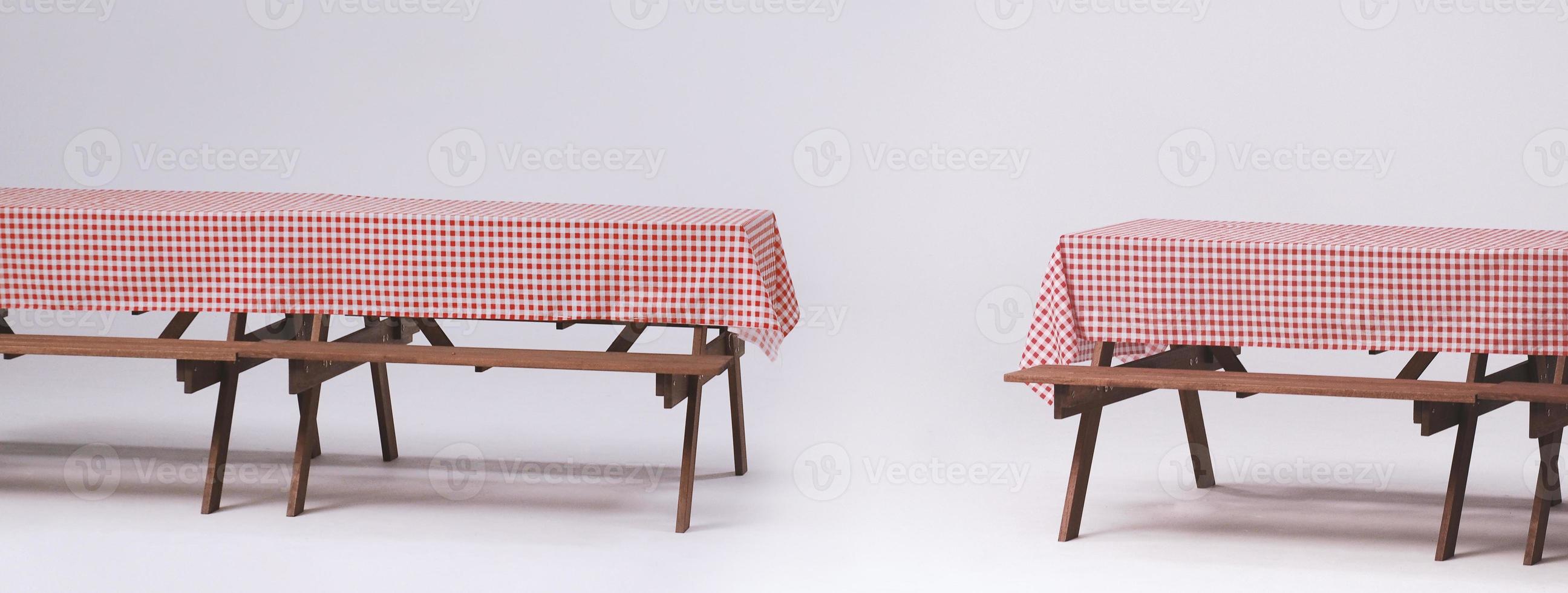 picknicktafel en rood geruit tafelkleed met eten en drinken voor buitenfeest. geïsoleerd foto