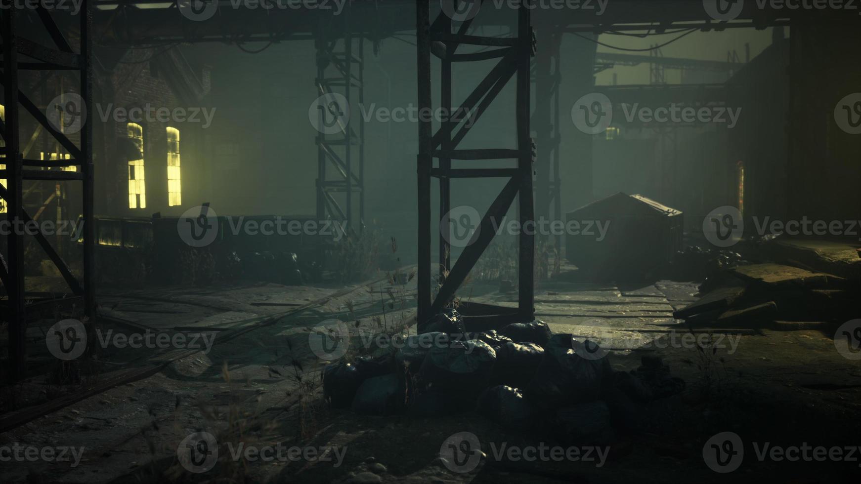 angstaanjagende verlaten fabriek 's nachts foto