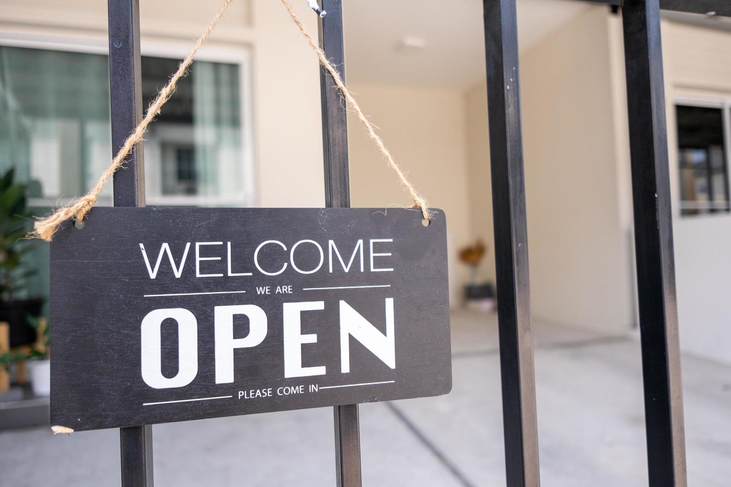 teken open en gesloten in restaurant voor lockdown-ideeën ontgrendel vrijheid toeristisch reizen voor lifestyle klantteken open en gesloten welkom nieuw normaal tijdens coronavirus covid-19 ontgrendel foto