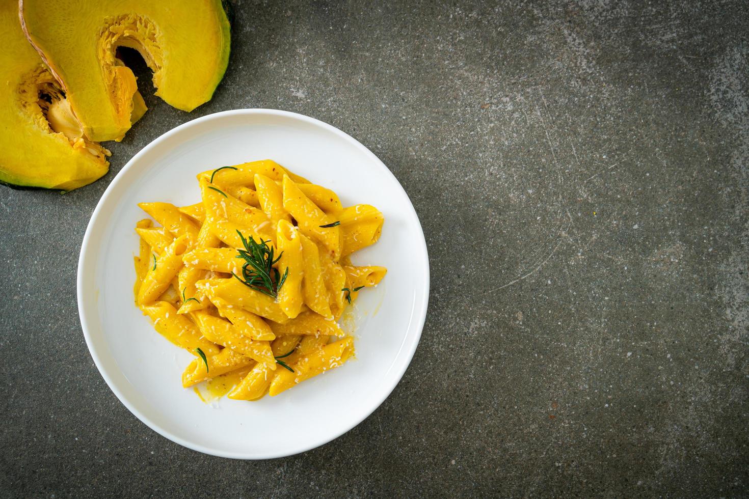 penne pasta met butternut pompoen romige saus foto