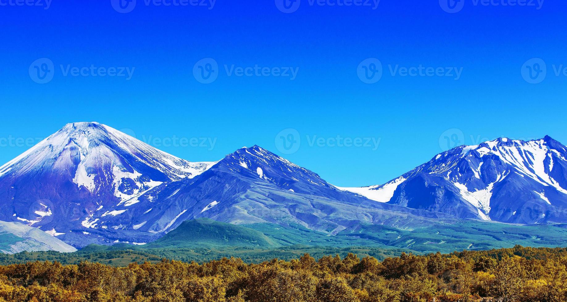 de avachinsky- en kozelsky-vulkanen in kamchatka in de herfst foto