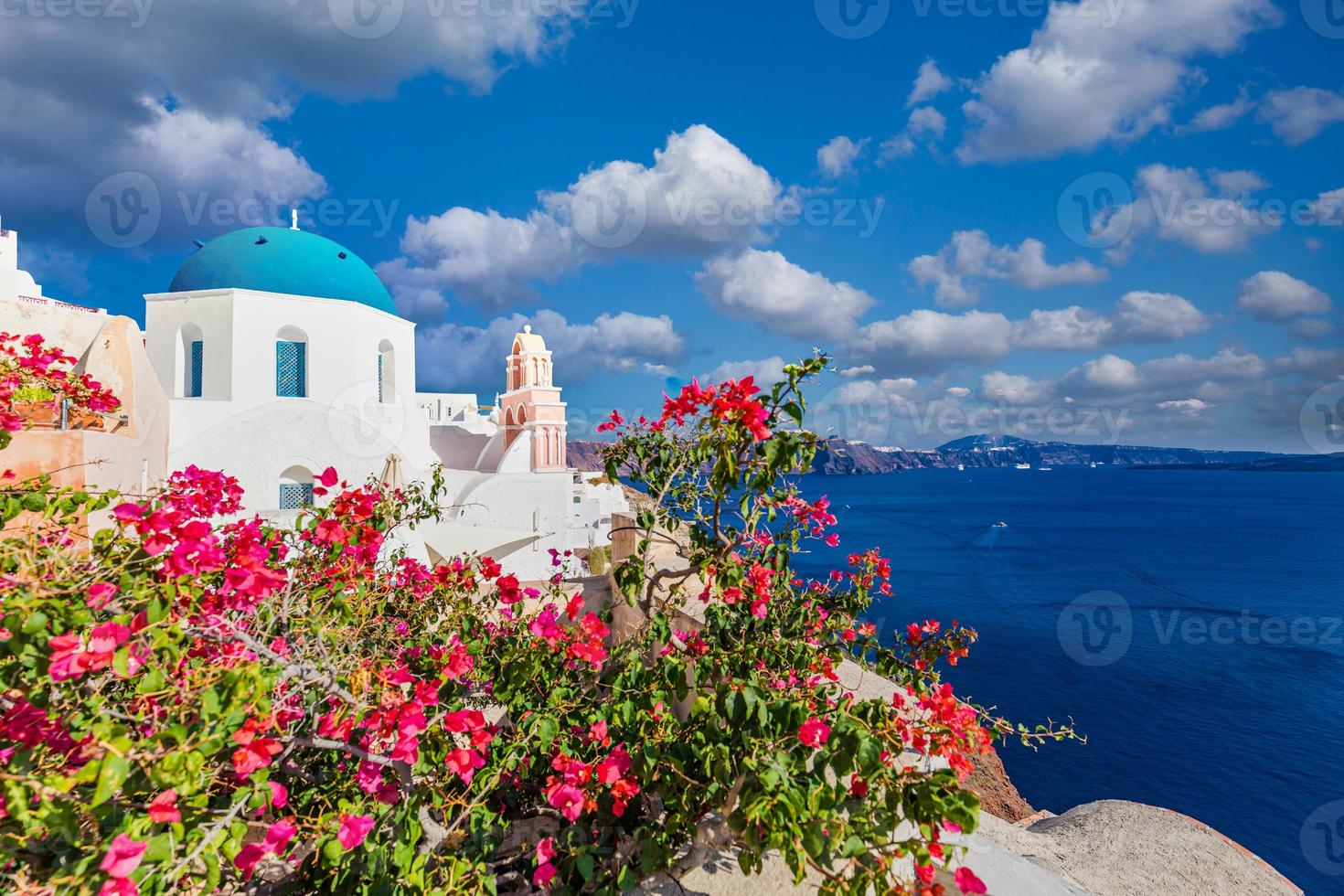 geweldig panoramisch landschap, luxe reisvakantie. oia stad op het eiland Santorini, Griekenland. traditionele en beroemde huizen en kerken met blauwe koepels over de caldera, de Egeïsche zee foto