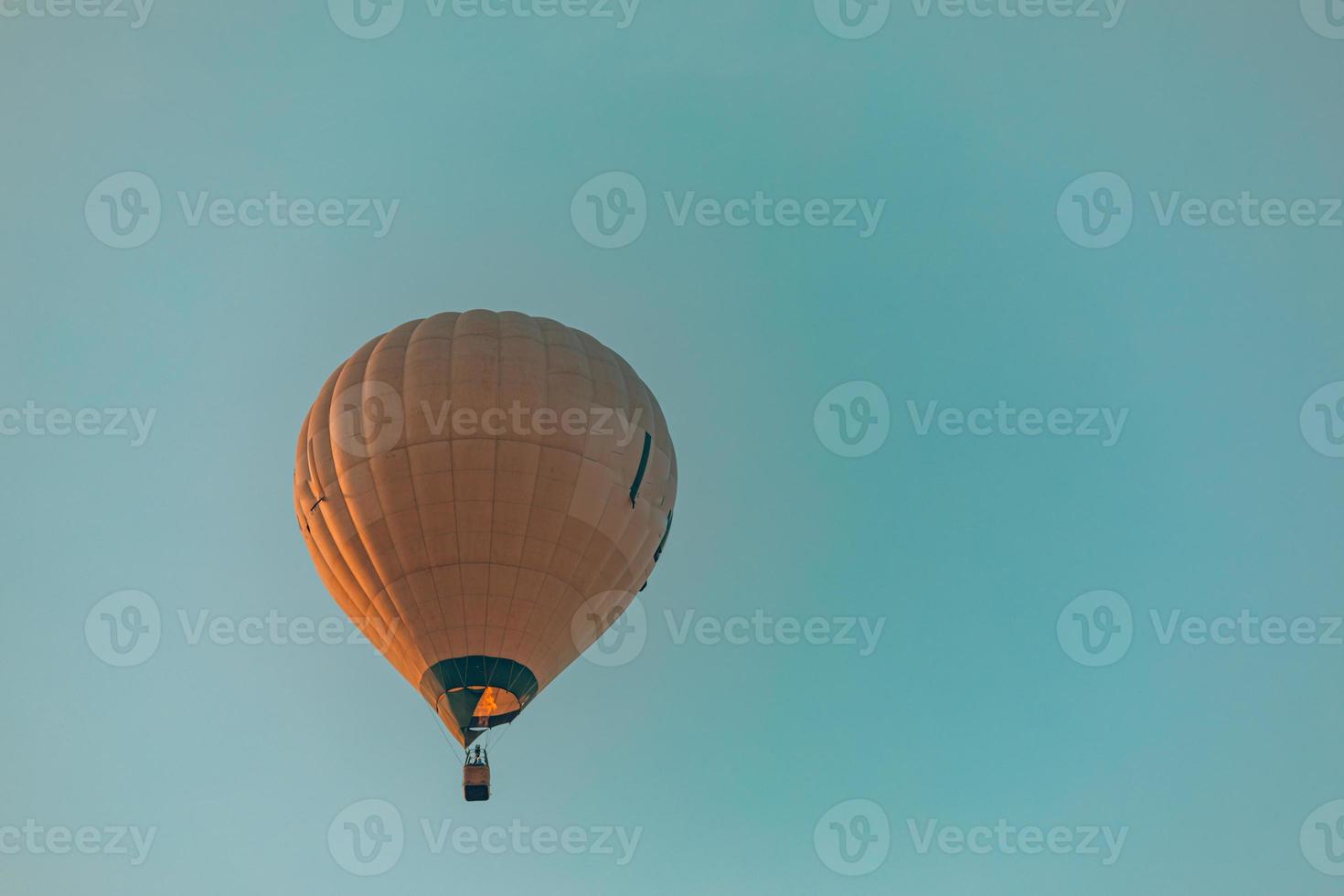 hete luchtballon, silhouet in de zonsondergang met windmolens in de skyline. buitensport, recreatieve activiteit foto
