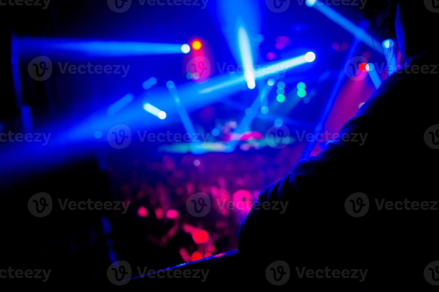 vier de nacht in de nachtbanketservice dans en geniet met collega-dansers en dj's. foto