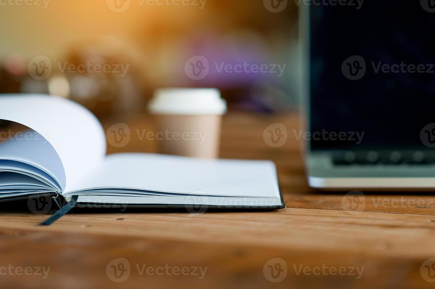 een bureau met een zakelijke computer en een briefje op het bureau. bedrijfsconcept met kopie ruimte. foto