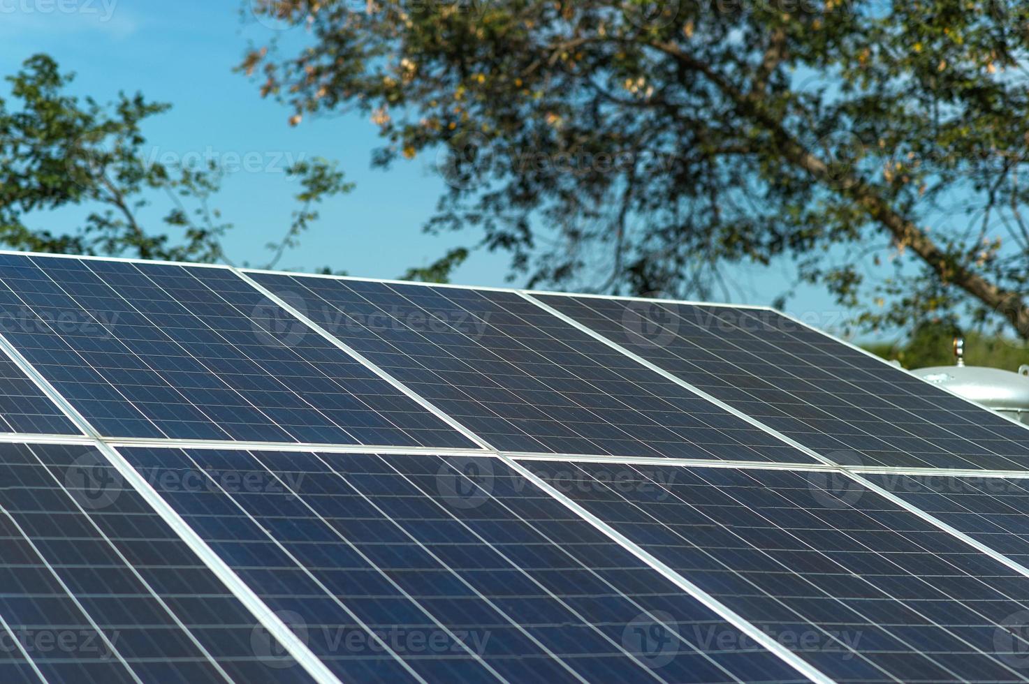 zonnecellen zetten zonne-energie van de zon om in energie. zonnecelconcept met exemplaarruimte foto