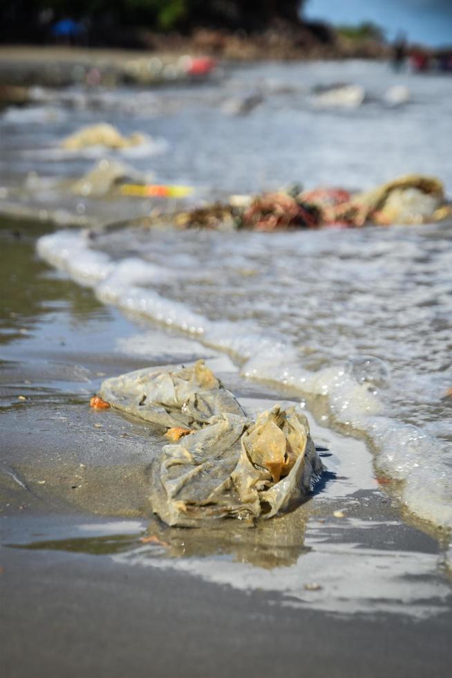 vervuilingen en afval op het strand van mensen foto