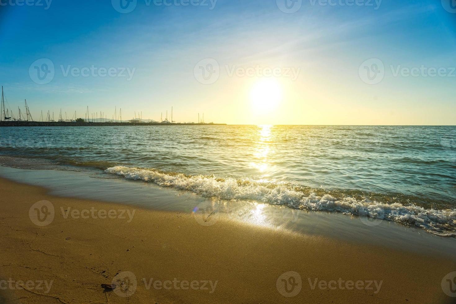 zee zand zon en strand op de zomer in pattaya thailand. foto