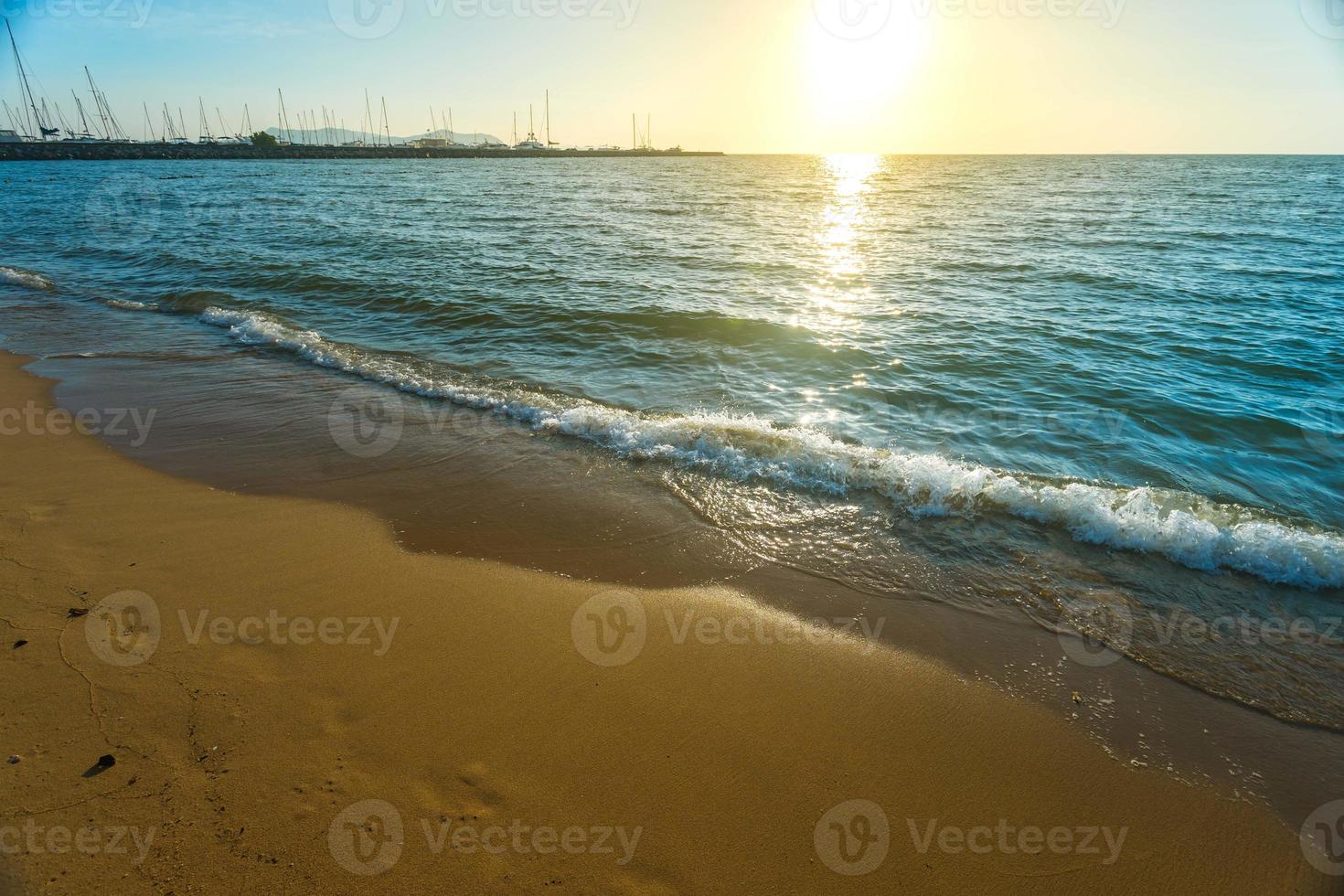 zee zand zon en strand op de zomer in pattaya thailand. foto