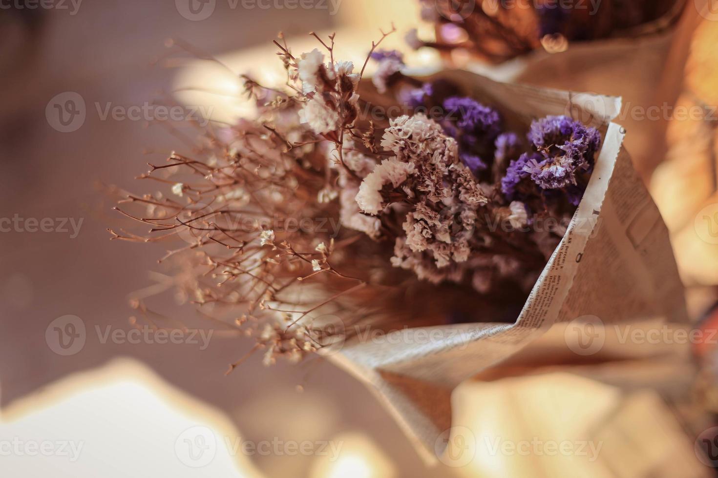 zachte focus van gedroogde bloemen in krantenpapier voor decoratie. foto