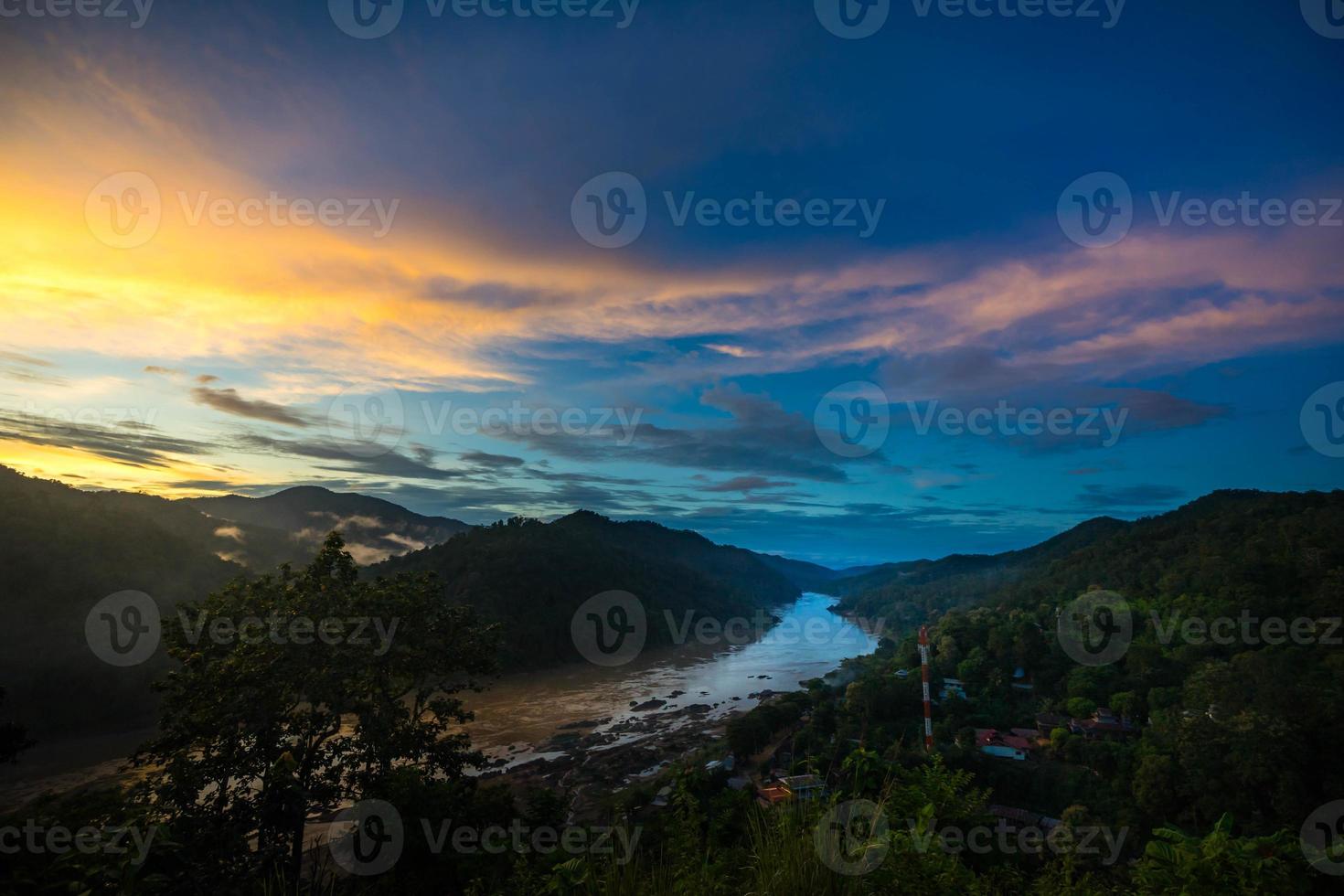 salween rivier op verbod mae sam laep, sop moei district, mae hong son provincie tussen thailand en myanmar grens in de schemering. foto