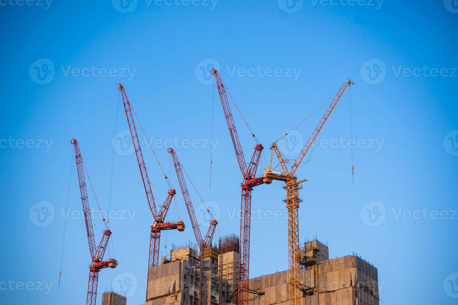 bouwkraan werkt gebouw in de blauwe lucht. foto