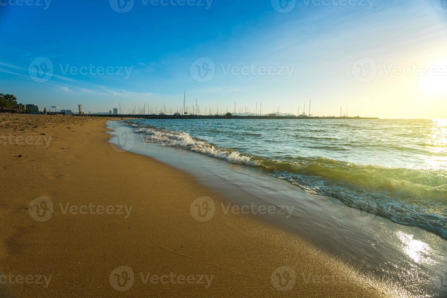 zee zand zon en strand op de zomer in pattaya thailand. foto