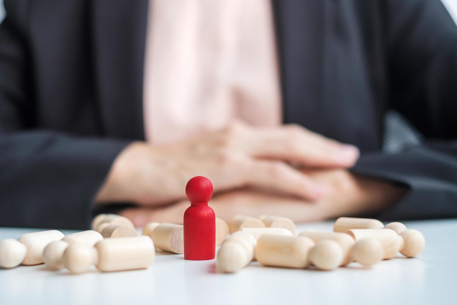 zakenvrouw hand trekken leider man houten uit menigte van werknemers. giftige mensen, human resource management, werving, teamwork en leiderschapsconcepten foto