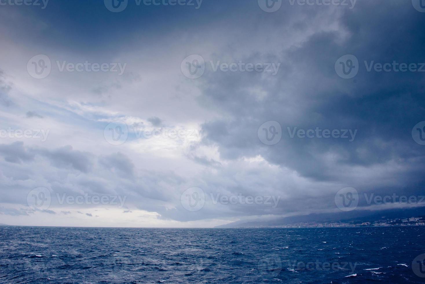 blauwe lucht met wolken boven de middellandse zee foto