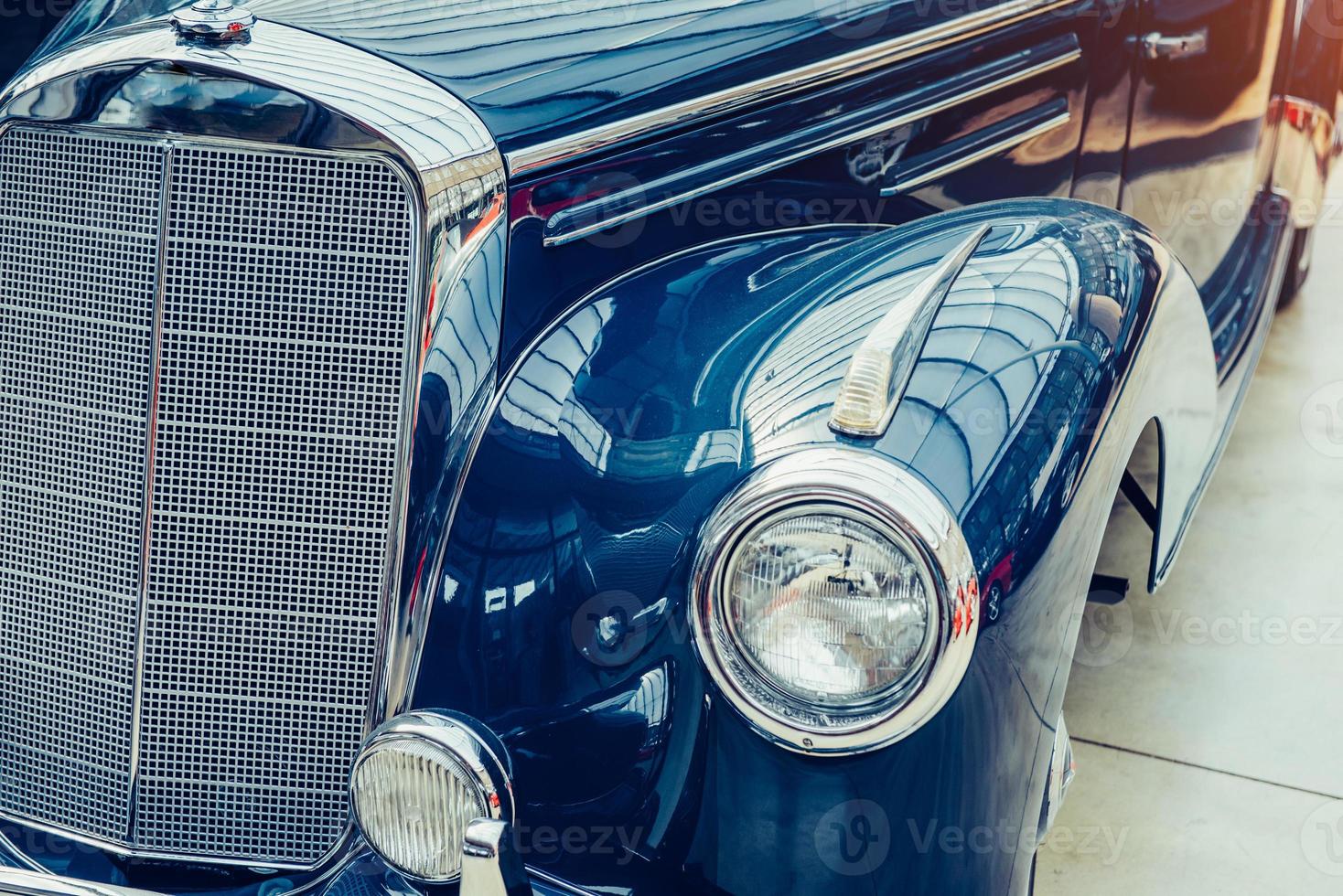 close-up van de koplampen en voorbumper op vintage auto foto