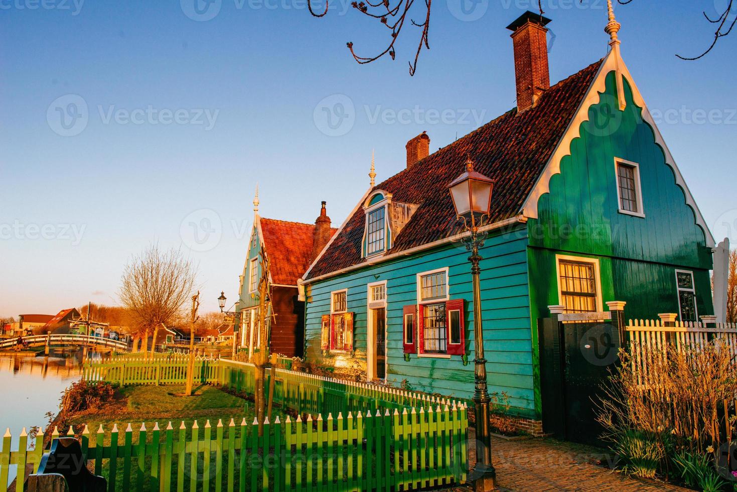 comfortabele huizen bij zonsondergang. foto