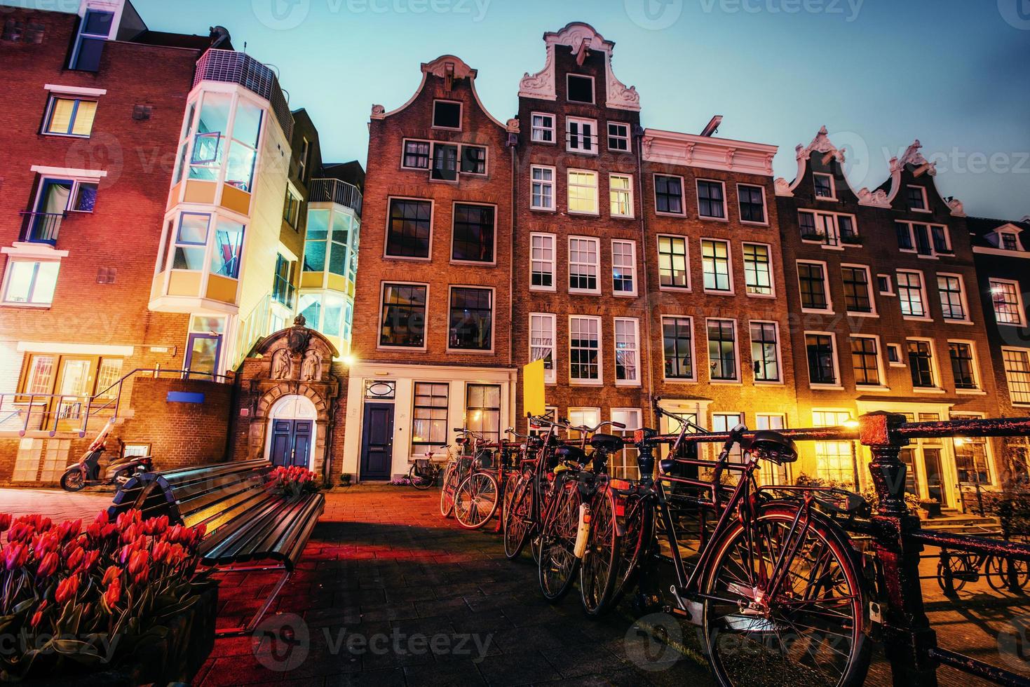 mooie rustige nacht uitzicht op amsterdam city foto