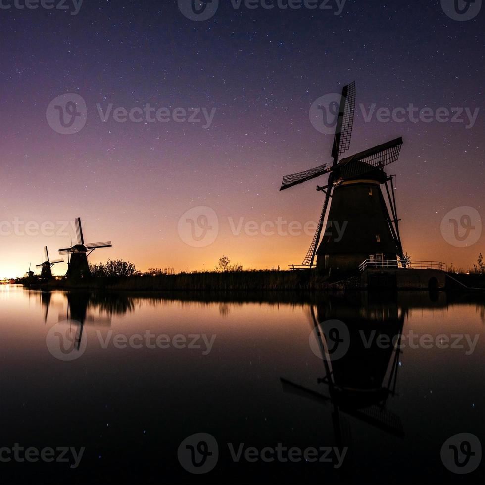 Nederlandse molen bij nacht. Holland foto