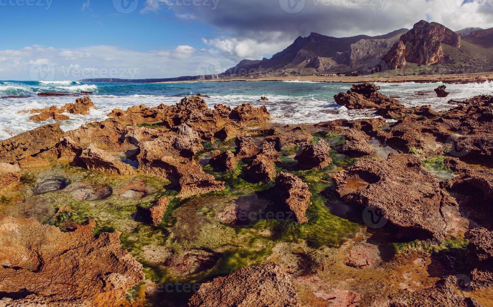 prachtig zeelandschap op oceaanstrand foto