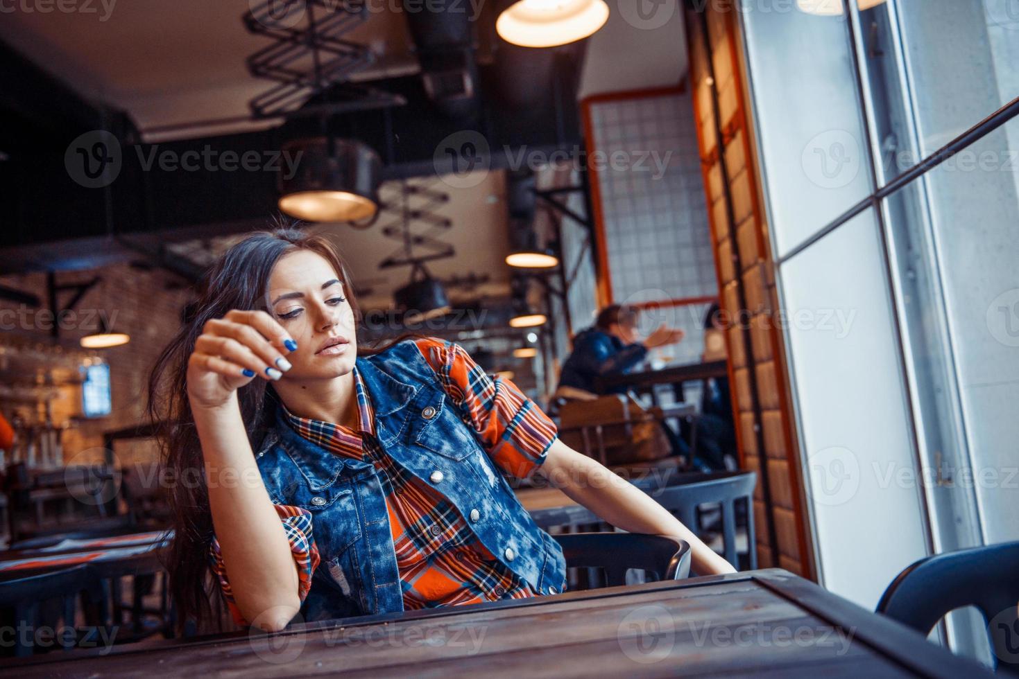 het meisje zit in een café. kunst verwerken en foto's retoucheren foto