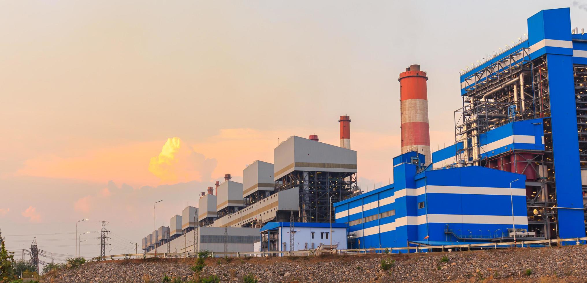 schoorsteen van elektriciteitscentrale in de schemering foto