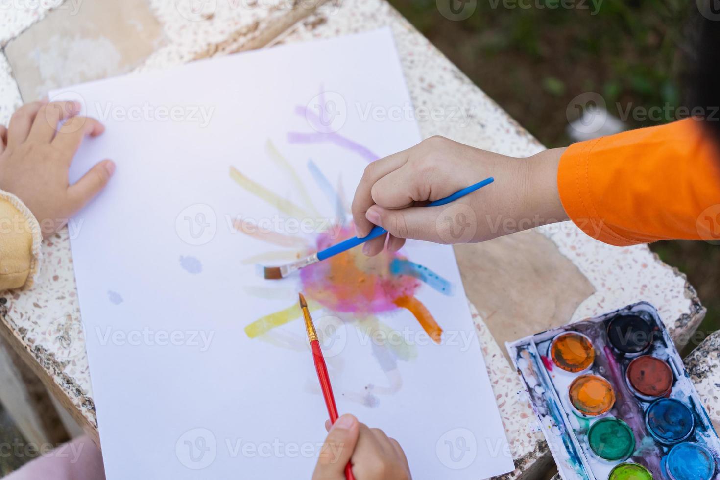 schattig klein kind schilderen met kleurrijke verf. Aziatisch meisje met penseeltekening color.baby activiteit lifestyle concept foto