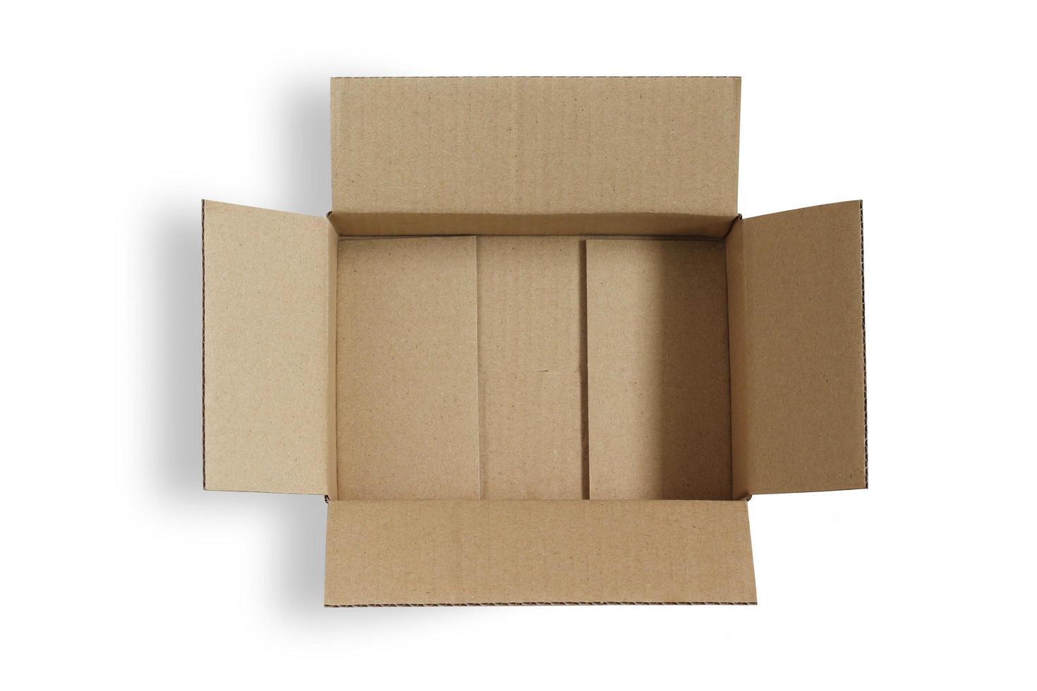 bovenaanzicht van kartonnen doos. open lege doos geïsoleerd op een witte achtergrond met uitknippad. foto