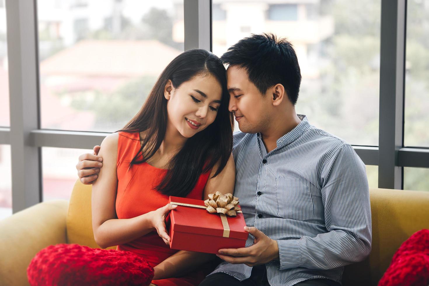 volwassen Aziatisch paar met romantische huidige geschenkdoos op valentijnsdag. foto