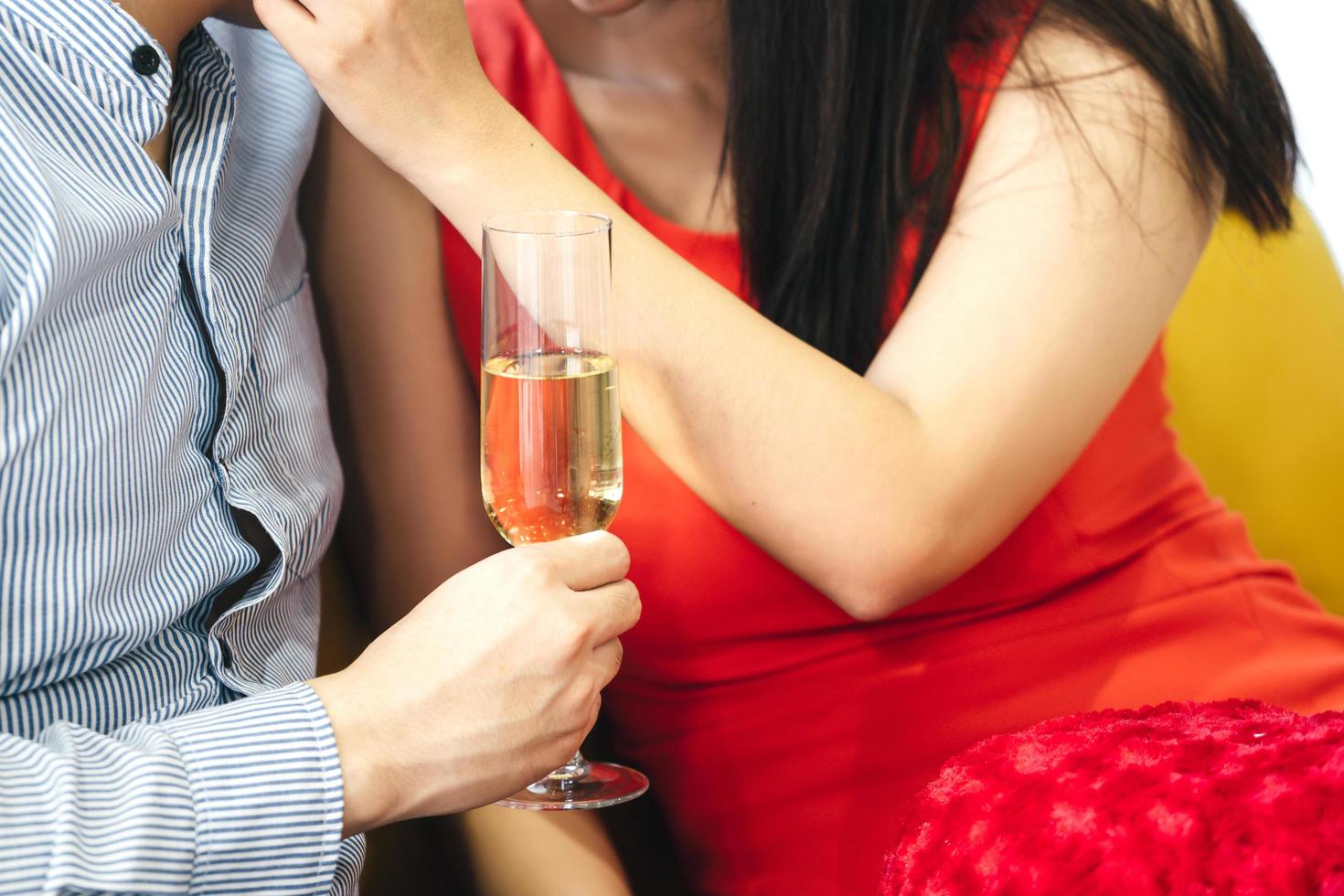 jonge volwassen minnaar paar man en vrouw hand houden een glas champagne foto