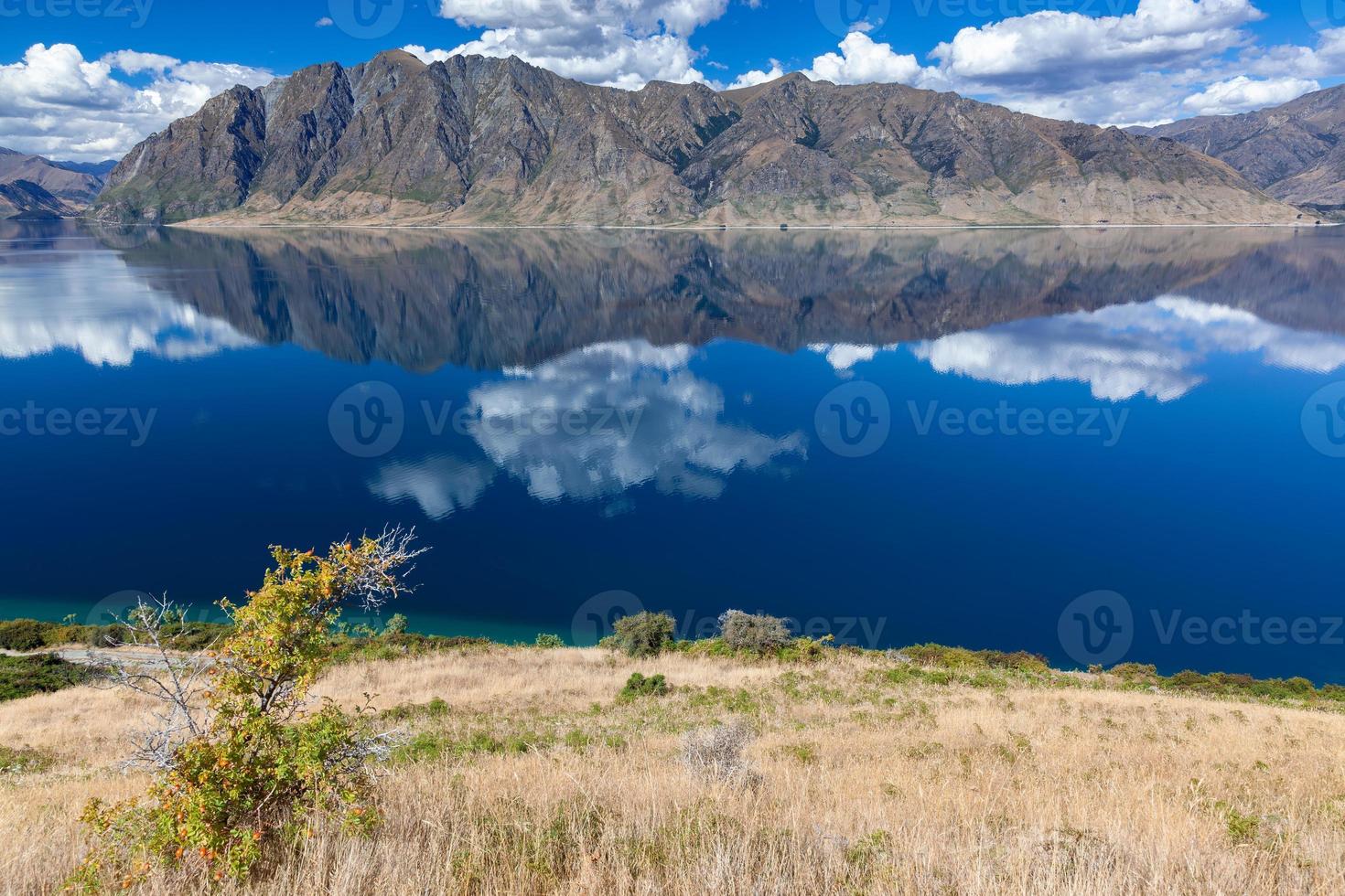 schilderachtig uitzicht op het meer van Hawea en de bergen in de verte foto