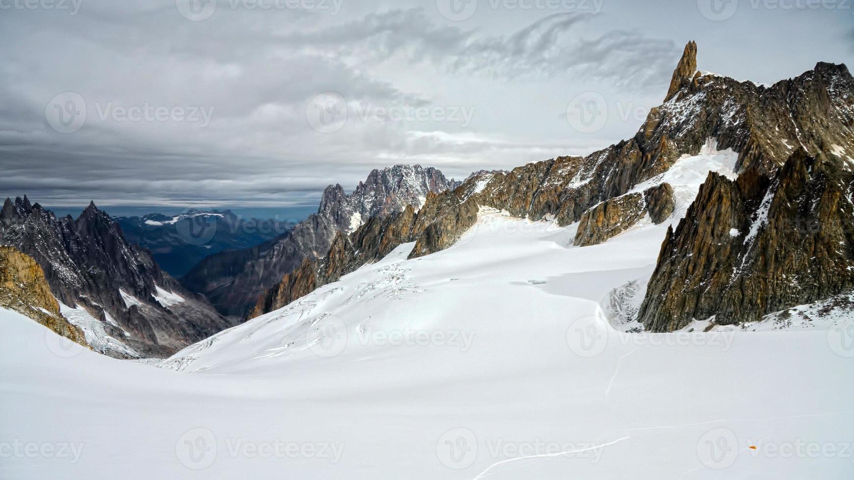 uitzicht vanaf monte bianco of mont blanc in de valle d aosta italië foto