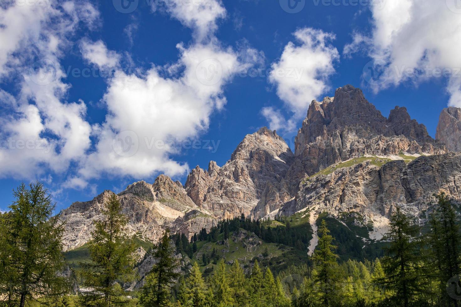 bergen in de dolomieten bij cortina d ampezzo, veneto, italië foto