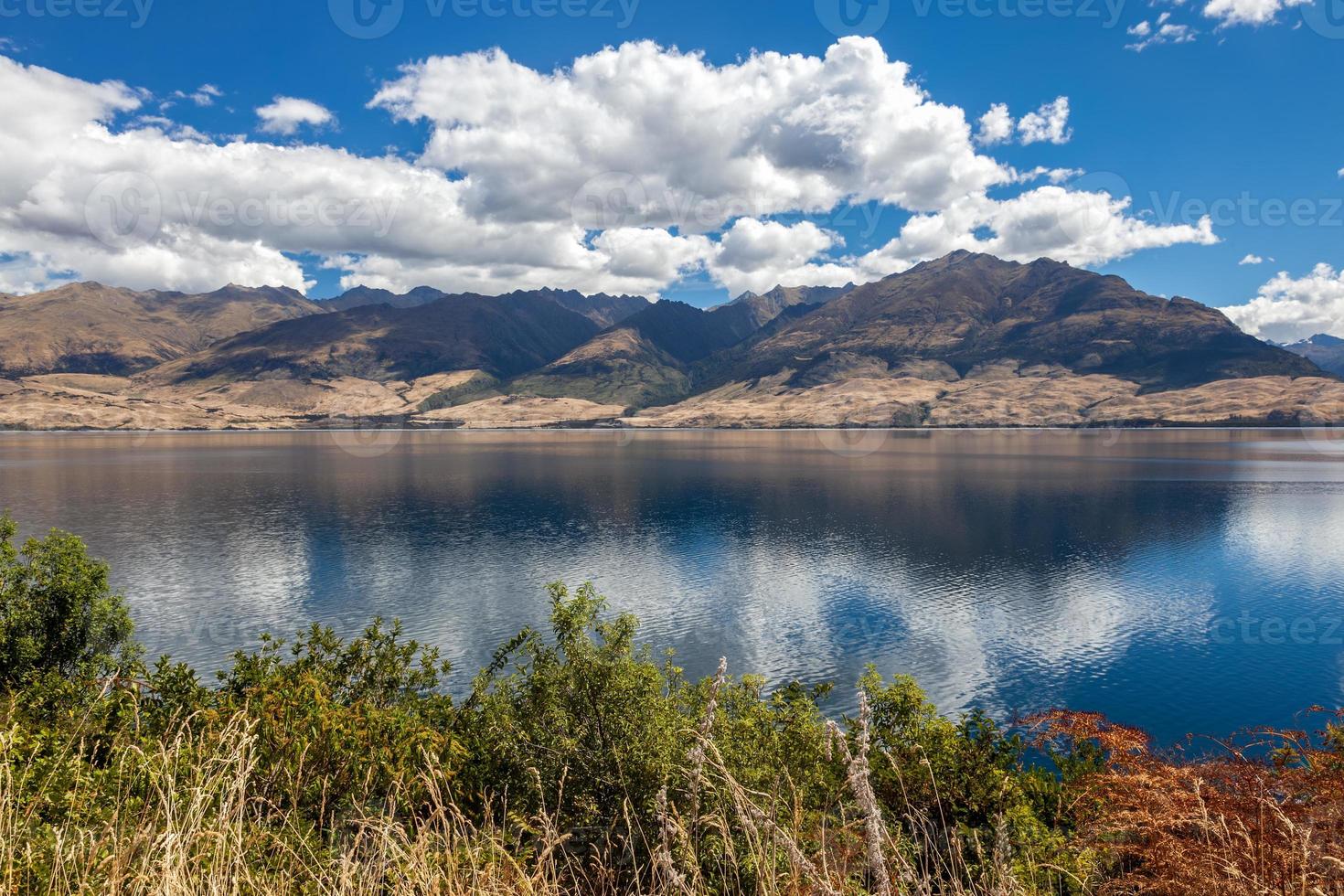 schilderachtig uitzicht op Lake Wanaka in de zomer foto