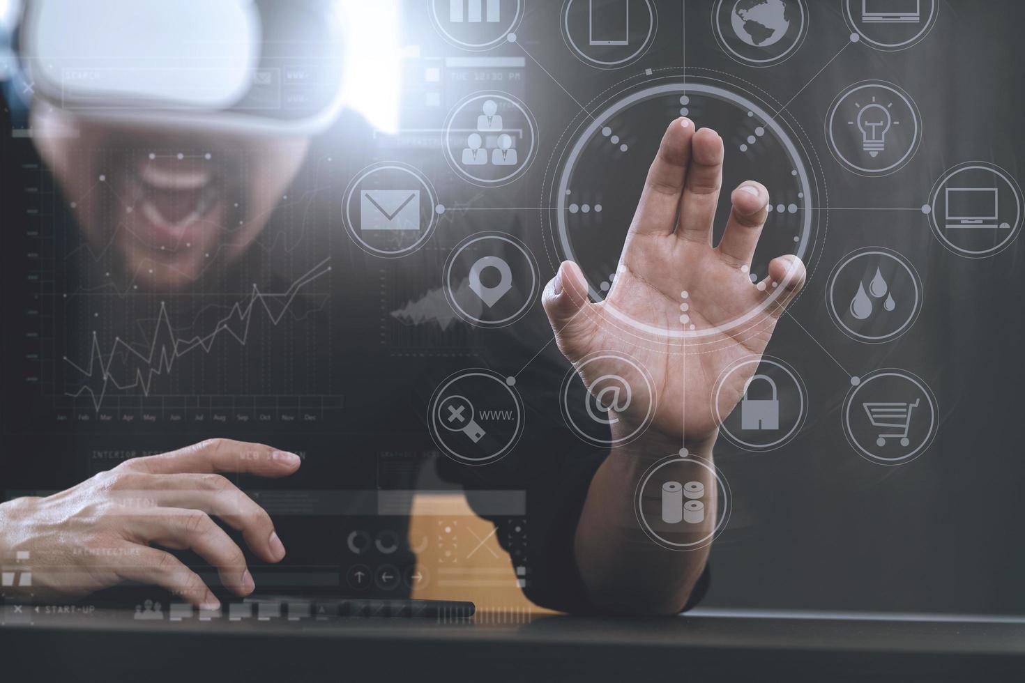 zakenman die een virtual reality-bril draagt in een modern kantoor met een mobiele telefoon met een vr-headset met schermpictogramdiagram foto