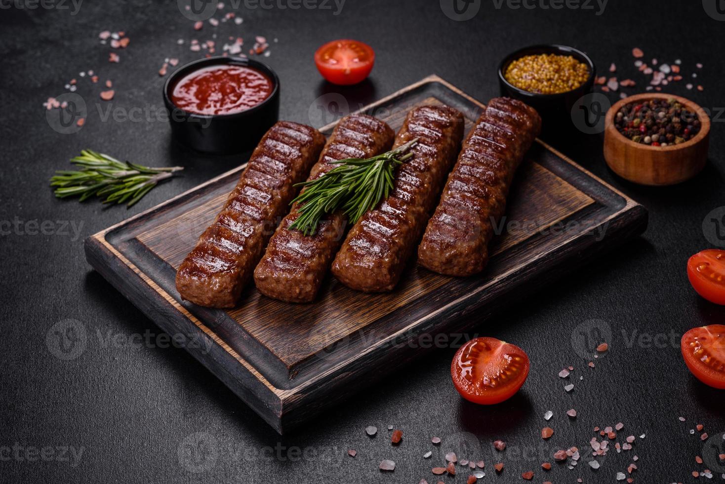 gegrilde kebab met specerijen en kruiden op een donkere betonnen ondergrond foto